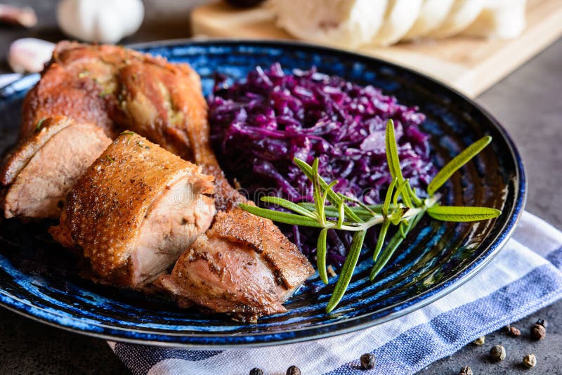 Gebratene Ente Mit Gedämpftem Rotkohl Und Mehlklößen Stockbild - Bild ...