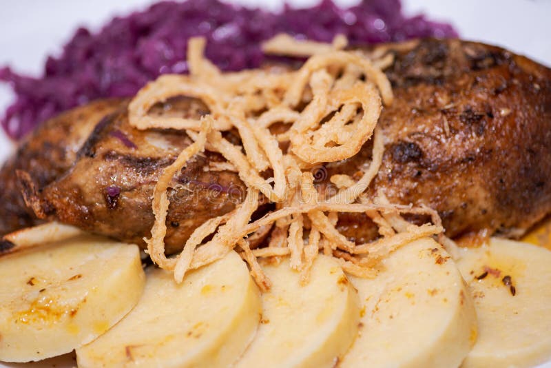 Gebratene Ente Mit Gedünstetem Rotkohl, Kartoffelmehlklößen Und Zwiebel ...