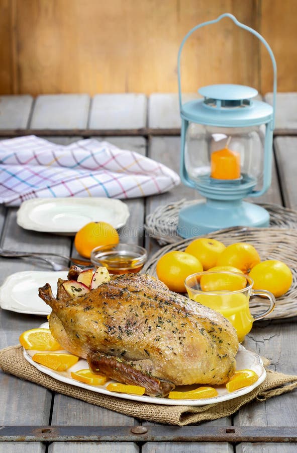 Gebratene Ente Mit Orangen Auf Holztisch Stockfoto - Bild von jutefaser ...