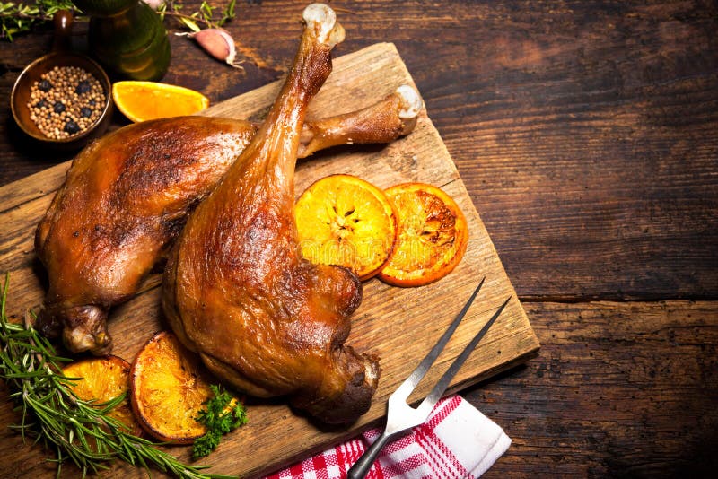 Gebratene Gansbeine mit Orangen stockfotos Gebratene Gansbeine mit Orangen stockfotos