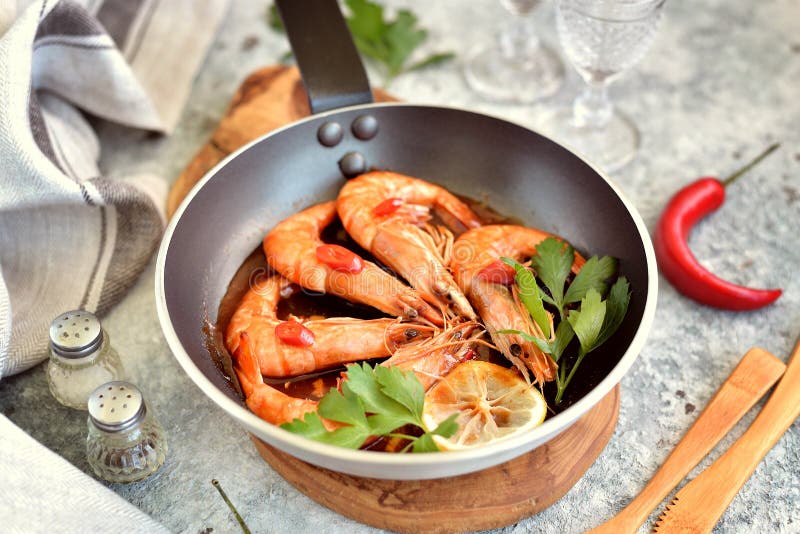 Gebratene Garnelen Mit Knoblauch Stockbild - Bild von scampi, gegrillt ...