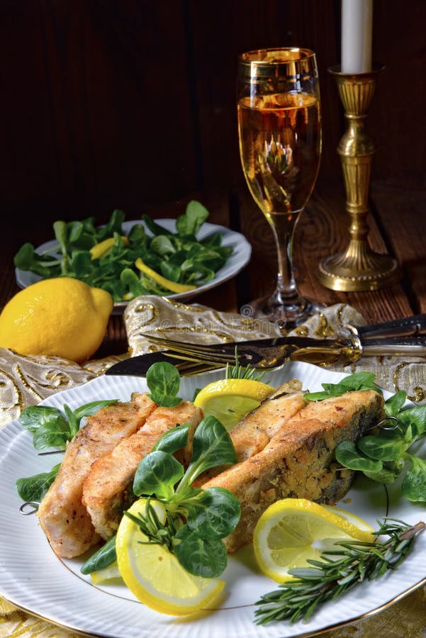 Gebratene Karpfenleiste auf winterlichem Salat stockfotos Gebratene Karpfenleiste auf winterlichem Salat stockfotos