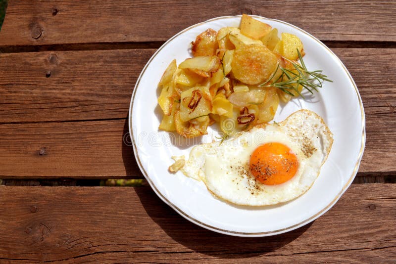 Ei Mit Gebratenen Kartoffeln Stockfoto - Bild von frühstück, kartoffel ...