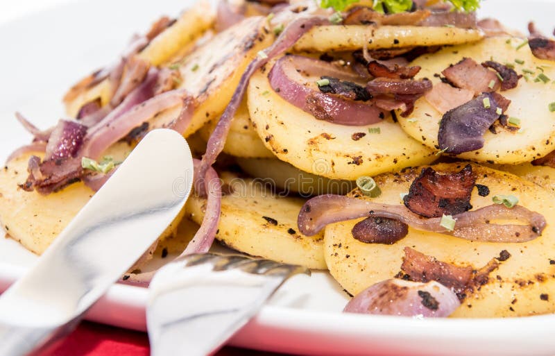 Gebratene Kartoffeln Mit Zwiebeln Und Speck Stockbild - Bild von teller ...