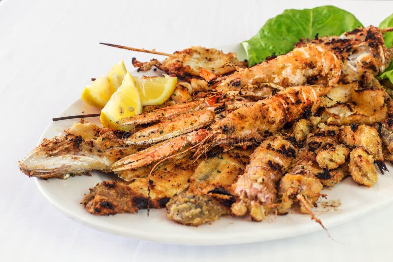 Frittierte Meeresfrüchte, gemischter frittierter Fisch stockfotos