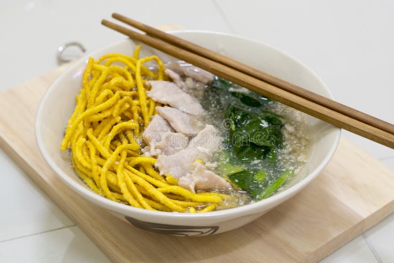 Gebratene Nudel mit Schweinefleisch und Brokkoli lizenzfreie stockfotos Gebratene Nudel mit Schweinefleisch und Brokkoli lizenzfreie stockfotos