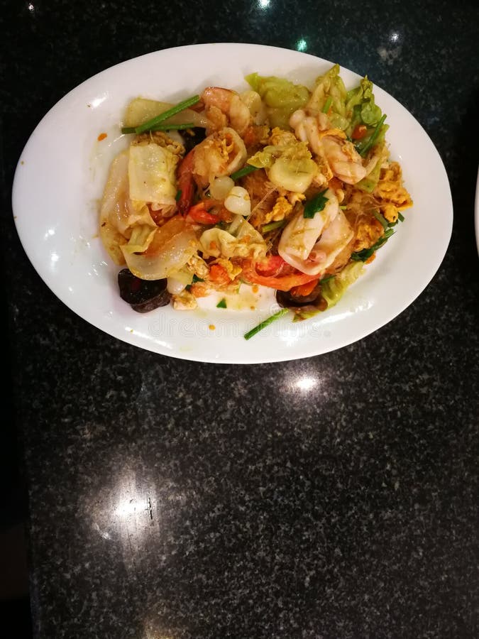 gebratene Nudeln mit Meeresfr?chteknoblauch und -gem?se stockfoto gebratene Nudeln mit Meeresfr?chteknoblauch und -gem?se stockfoto