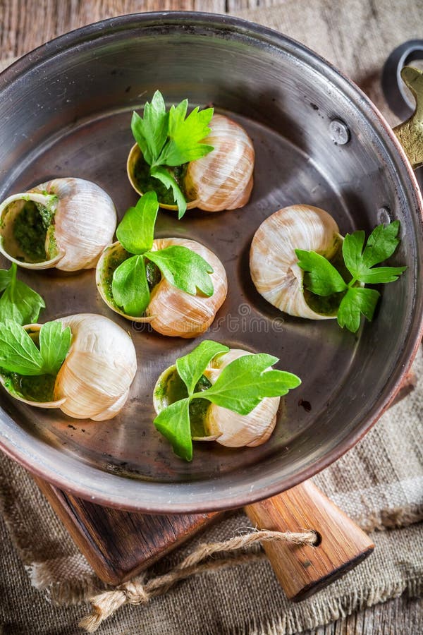 Gebratene Schnecken Mit Petersilien- Und Knoblauchbutter Stockfoto ...