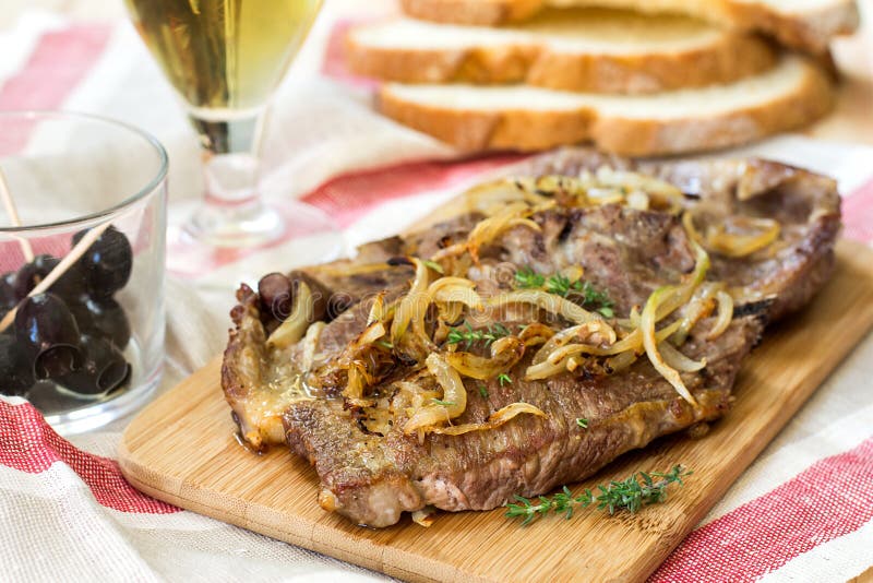 Gebratene Schweinekoteletts Mit Karamellisierten Zwiebeln Stockfoto ...