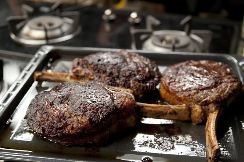 Gebratene Schweinelende stockfoto. Bild von abendessen - 101906472 Gebratene Schweinelende stockfoto. Bild von abendessen - 101906472