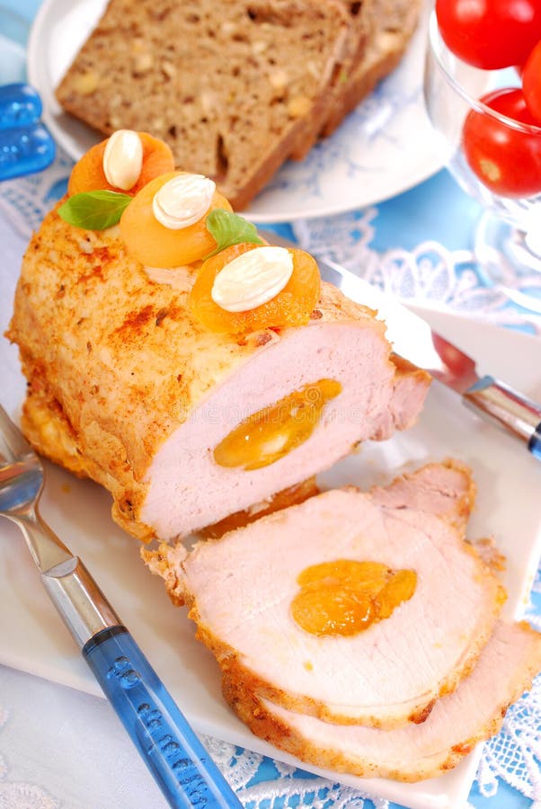 Gebratene Schweinelende Mit Aprikosen Und Mandeln Stockfoto - Bild von ...