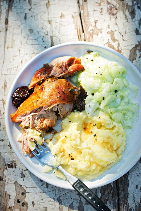 Gebratene Truthahnbrust mit Kartoffelpürees und Gurkensalat lizenzfreie stockfotografie Gebratene Truthahnbrust mit Kartoffelpürees und Gurkensalat lizenzfreie stockfotografie