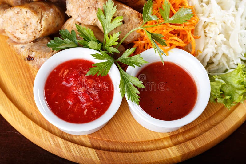 Gebratene Wurst mit Soßen lizenzfreies stockfoto Gebratene Wurst mit Soßen lizenzfreies stockfoto