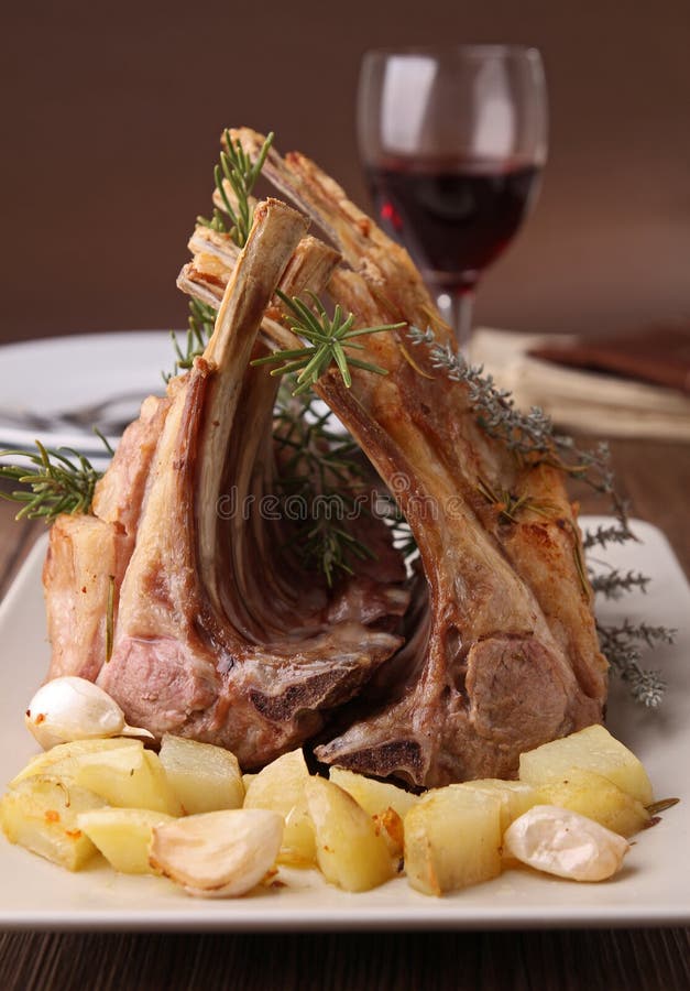 Gebratene Zahnstange des Lamms stockfoto Gebratene Zahnstange des Lamms stockfoto