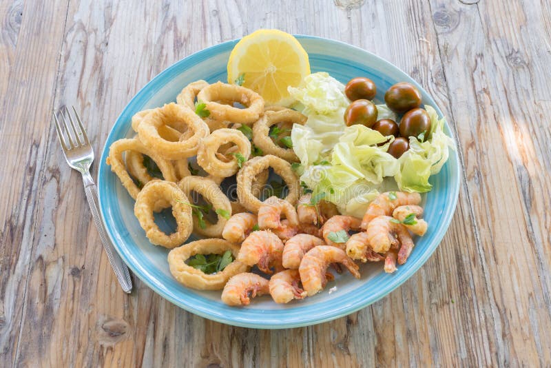 Gebratener Meeresfrüchteteller stockbild