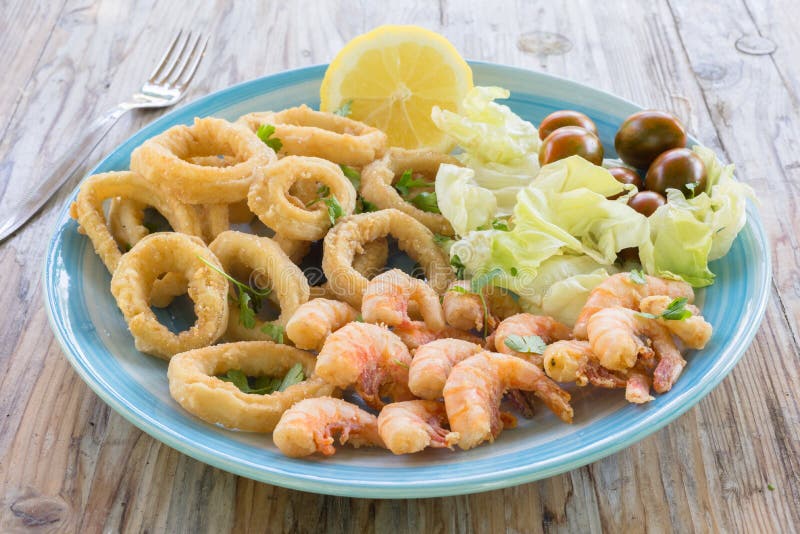 Gebratener Meeresfrüchteteller stockfotos