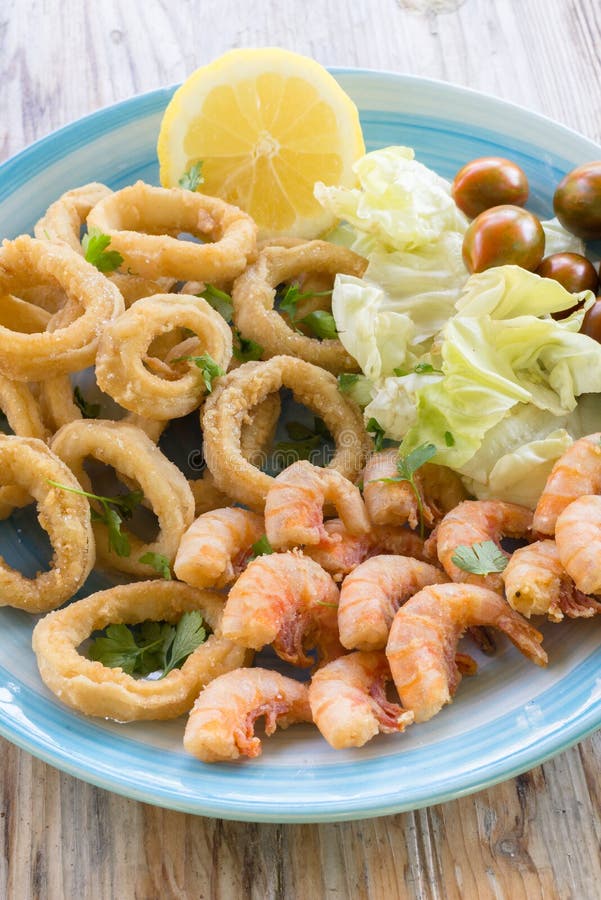 Gebratener Meeresfrüchteteller stockfotos