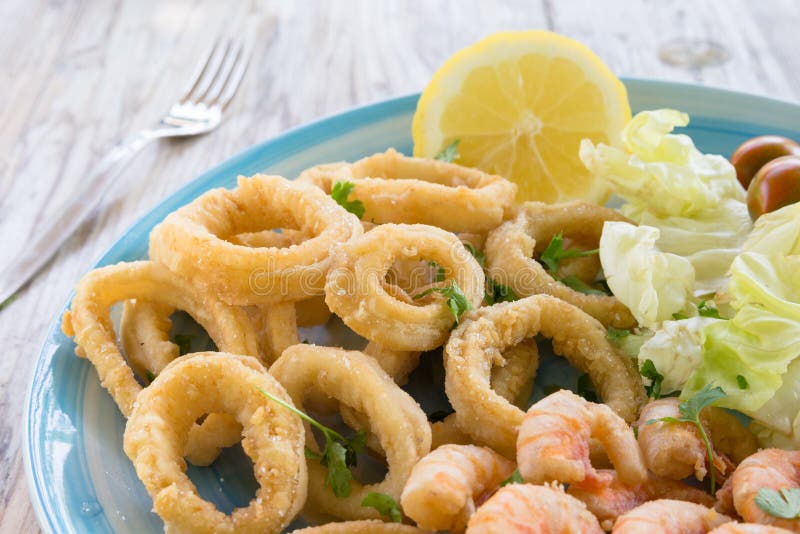 Gebratener Meeresfrüchteteller stockbilder