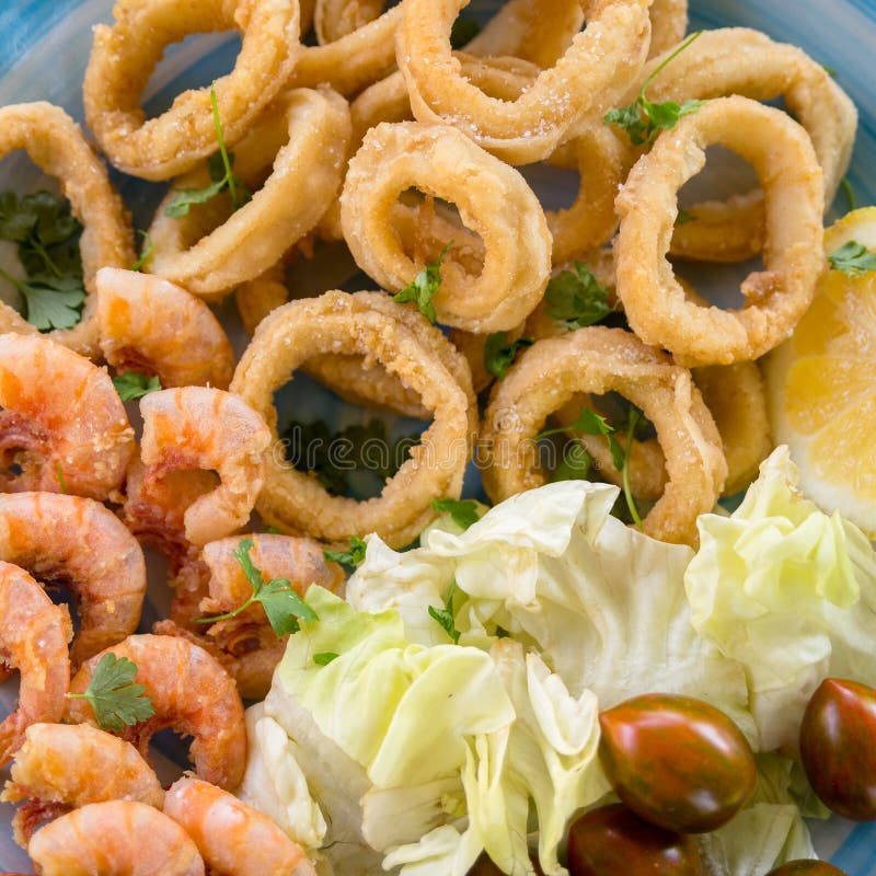 Gebratener Meeresfrüchteteller stockfotos