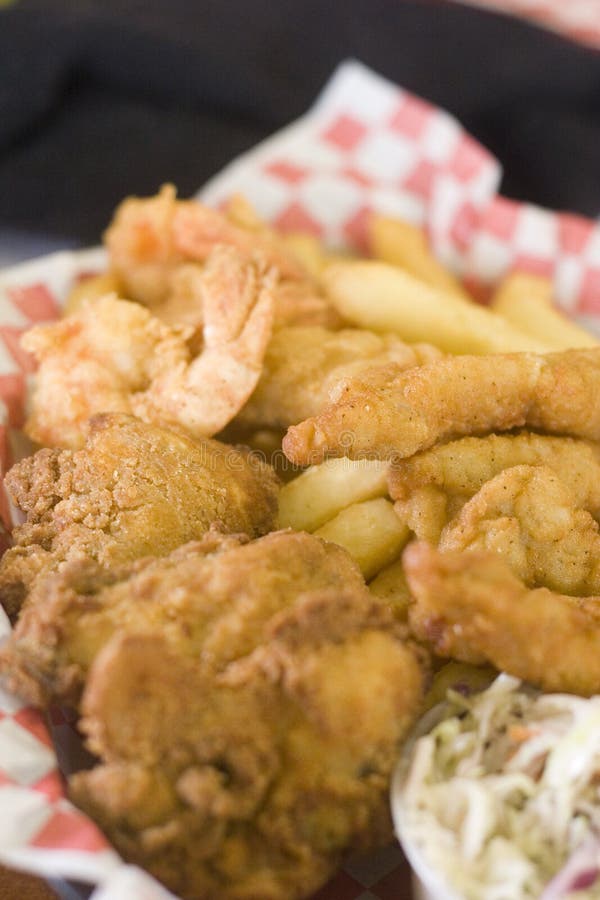 Frittierter Fischkorb lizenzfreie stockfotos