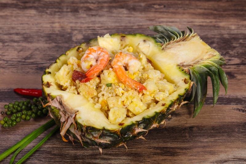 Gebratener Reis Mit Ananas Und Garnelen Stockfoto - Bild von ...