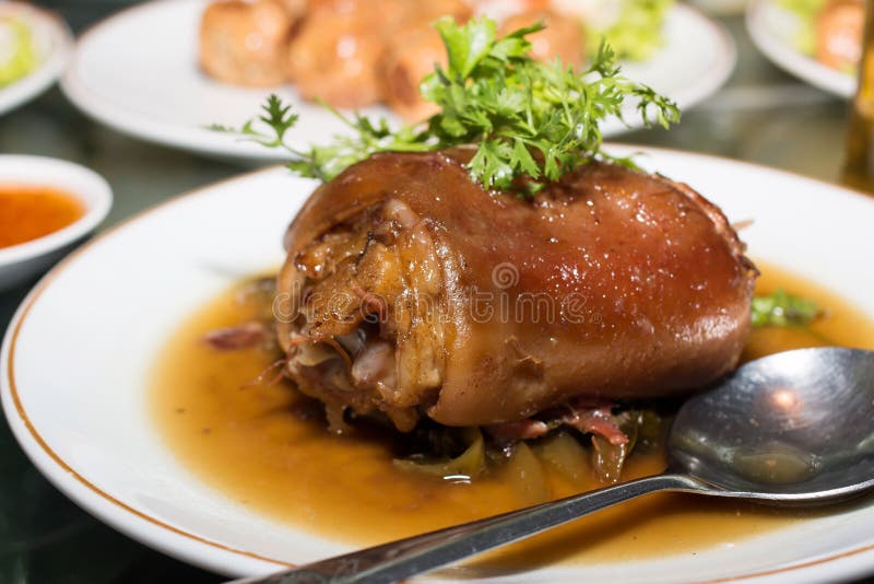 Gebratener Schweinefleischknöchel lizenzfreie stockfotos Gebratener Schweinefleischknöchel lizenzfreie stockfotos