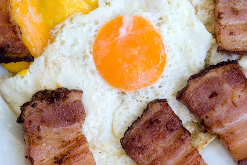 Gebratener Speck mit Eiern stockfotos