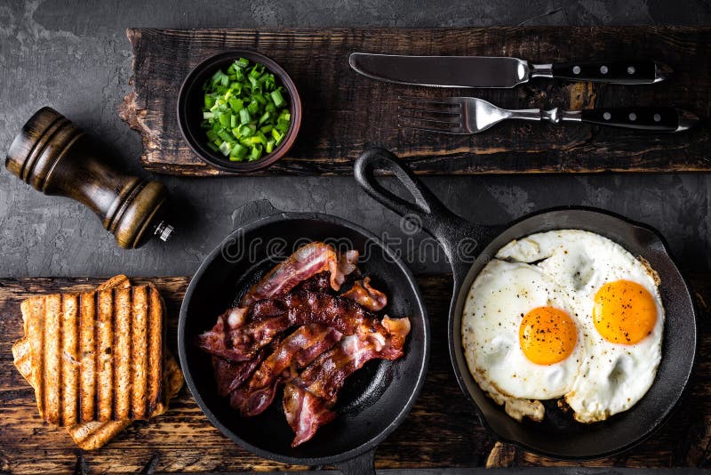 Gebratener Speck und Eier lizenzfreies stockbild