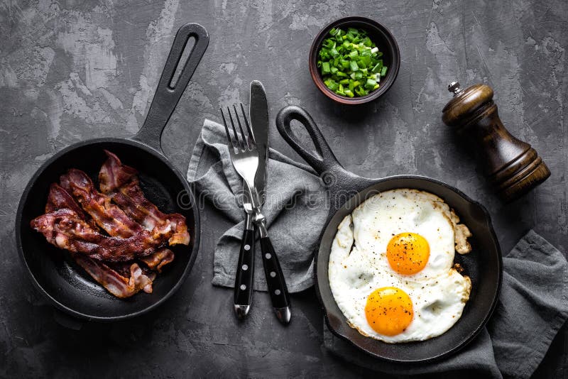 Gebratener Speck und Eier stockbilder