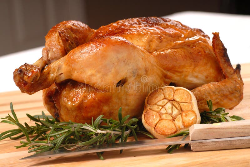 Gebratenes Huhn Mit Rosmarin Und Knoblauch Stockbild - Bild von ...