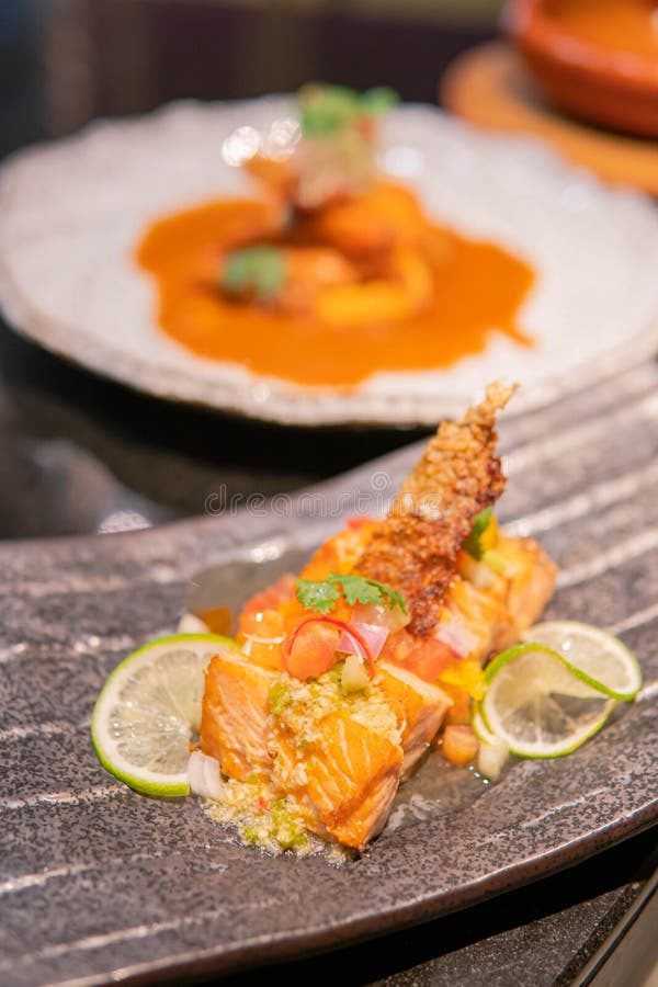 Gebratenes Lachsfilet Mit Zitrone Und Basilikum Stockbild - Bild von ... Gebratenes Lachsfilet Mit Zitrone Und Basilikum Stockbild - Bild von ...