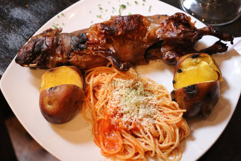 Gebratenes Meerschweinchen, traditionelle Mahlzeit in Peru lizenzfreies stockfoto Gebratenes Meerschweinchen, traditionelle Mahlzeit in Peru lizenzfreies stockfoto