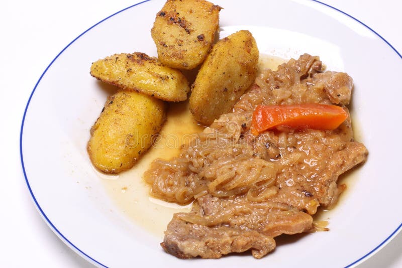 Gebratenes Rindfleisch mit Zwiebelringen und -kartoffeln lizenzfreies stockbild Gebratenes Rindfleisch mit Zwiebelringen und -kartoffeln lizenzfreies stockbild