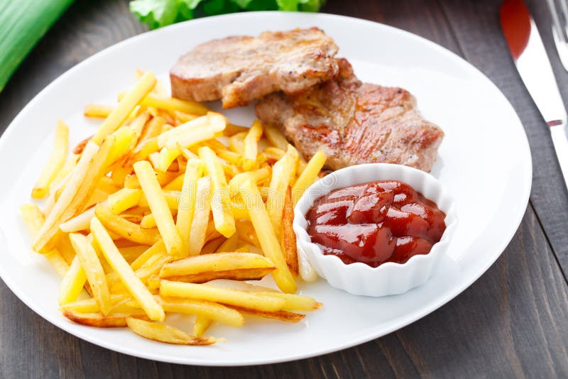 Gebratenes Steak Mit Pommes-Frites Stockbild - Bild von steak ...