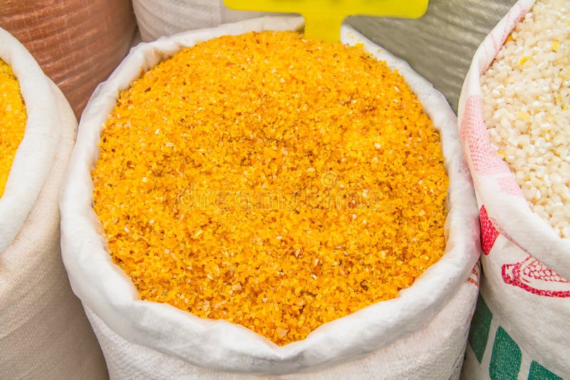 Sack Mit Maiskörnern Und -mehl. Stockfoto - Bild von mehl, maiskörnern