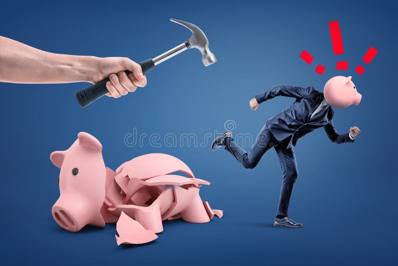 Gebrochenes Sparschwein und Geschäftsmann mit Sparschweinkopfbetrieb von der Hand lokalisiert mit Hammer auf blauem Hintergrund stockbilder