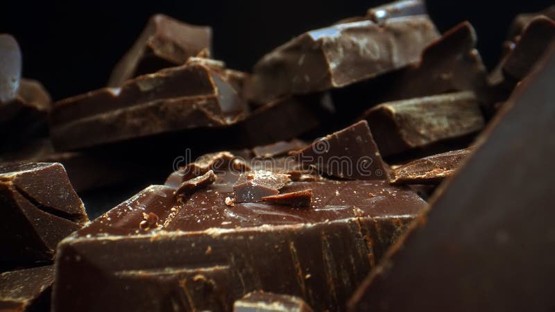 Gebroken balken voor donkere chocolade. royalty-vrije stock afbeeldingen