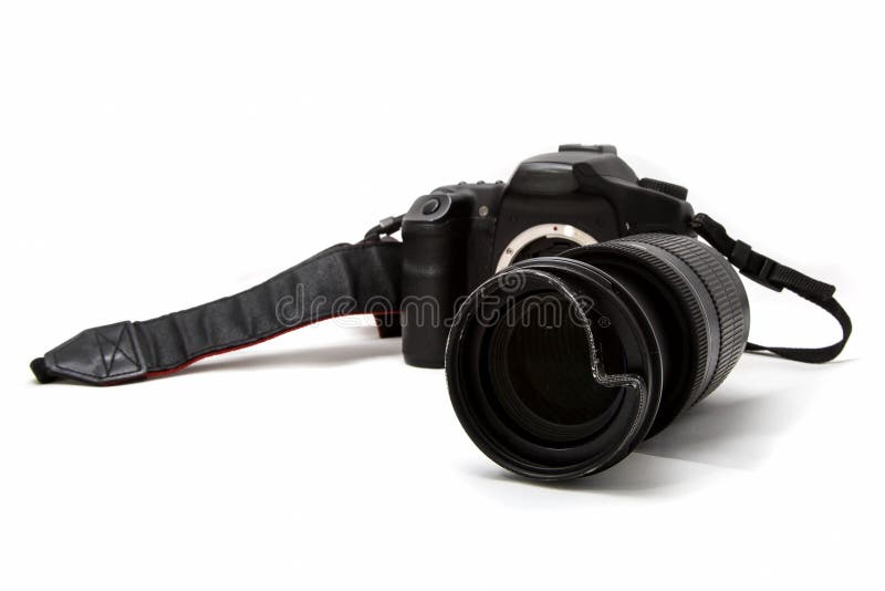 Gebroken digitale SLR-camera, gedeukte beschermende filter op de zoomlens Zal worden hersteld Ge?soleerdj op witte achtergrond Za royalty-vrije stock afbeelding Gebroken digitale SLR-camera, gedeukte beschermende filter op de zoomlens Zal worden hersteld Ge?soleerdj op witte achtergrond Za royalty-vrije stock afbeelding