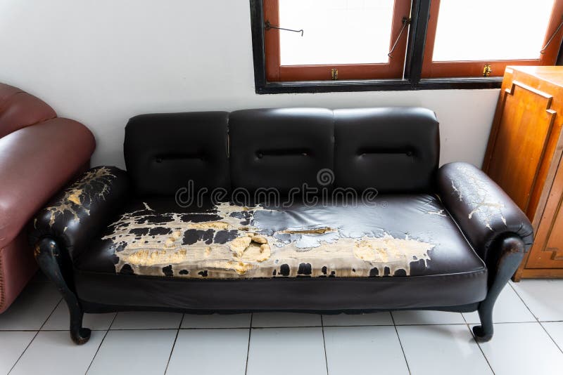 Gebroken en oude bruine laagstoelen royalty-vrije stock foto Gebroken en oude bruine laagstoelen royalty-vrije stock foto