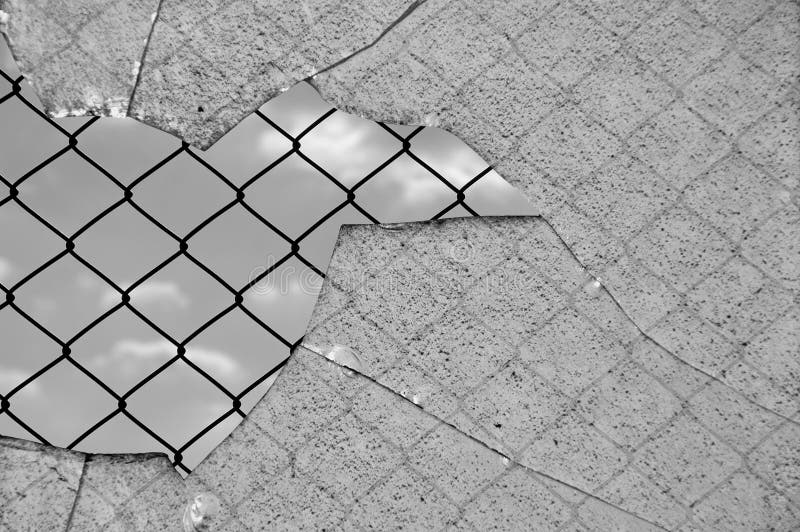 Gebroken glas en getelegrafeerde omheining stock afbeeldingen Gebroken glas en getelegrafeerde omheining stock afbeeldingen