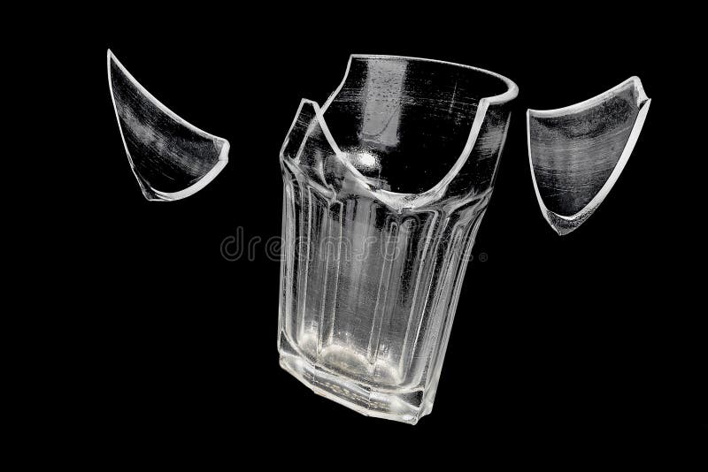 touw Mogelijk Persona Gebroken Glas Met Het Vliegen Stukken Stock Foto - Image of glas, gebroken:  109741126