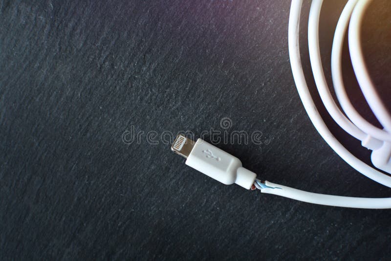 Gebroken het laden kabel stock afbeeldingen Gebroken het laden kabel stock afbeeldingen