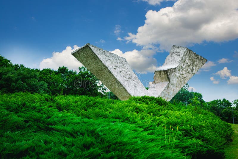 Gebroken vleugel of Onderbroken Vluchtmonument in Sumarice Memorial Park dichtbij Kragujevac in Servië stock afbeelding Gebroken vleugel of Onderbroken Vluchtmonument in Sumarice Memorial Park dichtbij Kragujevac in Servië stock afbeelding