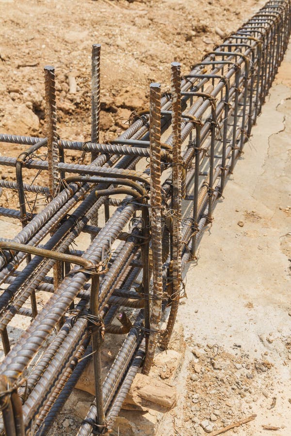 Gebruikend staaldraad (rebar) voor het beveiligen van staalbars royalty-vrije stock foto's Gebruikend staaldraad (rebar) voor het beveiligen van staalbars royalty-vrije stock foto's