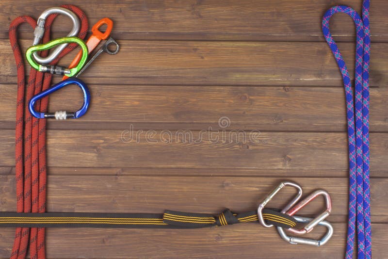 Gebruikt beklimmend toestel op houten achtergrond Adverterende raad van handel Het concept extreme sporten royalty-vrije stock fotografie Gebruikt beklimmend toestel op houten achtergrond Adverterende raad van handel Het concept extreme sporten royalty-vrije stock fotografie
