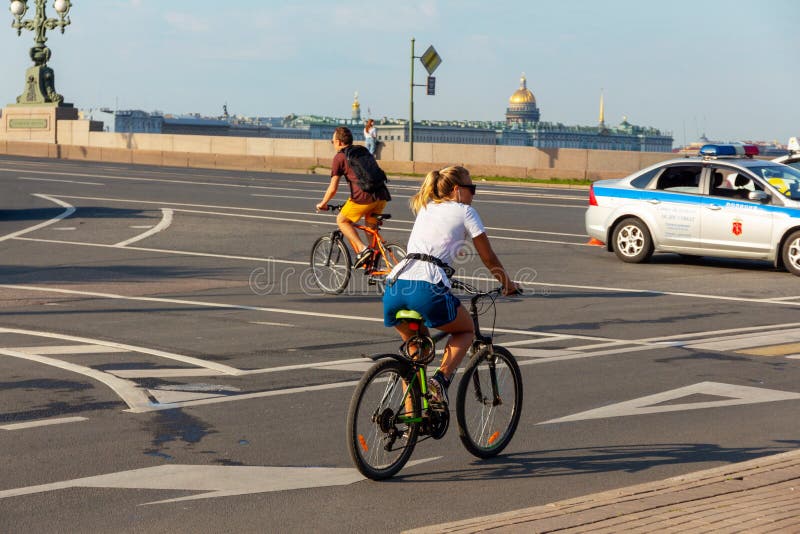 gebräuntes nettes kaukasisches Mädchen in einem weißen T-Shirt und kurze Hosen auf einem Fahrrad stockbild gebräuntes nettes kaukasisches Mädchen in einem weißen T-Shirt und kurze Hosen auf einem Fahrrad stockbild