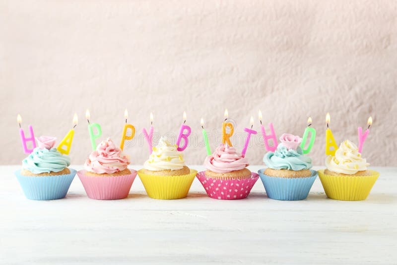 Geburtstagskleine kuchen mit Kerzen auf dem weißen hölzernen Hintergrund stockbild Geburtstagskleine kuchen mit Kerzen auf dem weißen hölzernen Hintergrund stockbild