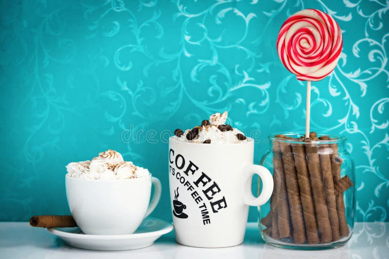 Gebäckgeschäftskaffee, -plätzchen und -lutscher stockfoto