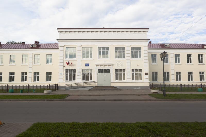 Gebäude der Sekundärschule Nr. 2 mit Kadetten klassifiziert in Veliky Ustyug, Vologda-Region stockfotografie Gebäude der Sekundärschule Nr. 2 mit Kadetten klassifiziert in Veliky Ustyug, Vologda-Region stockfotografie