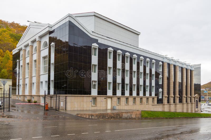 Gebäude des Drama-und Komödien-Theaters Kamchatsky, Petropawlowsk-Kamchatsky, Russland stockfotos Gebäude des Drama-und Komödien-Theaters Kamchatsky, Petropawlowsk-Kamchatsky, Russland stockfotos